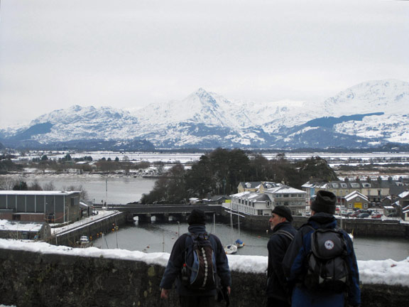 4.Moel y Gest
26/12/10. On the outskirts of Porthmadog on the return with a view over the harbour to the Moelwyns beyond. Behind us was the hospital where DHW received much needed medical attention many years ago. It is now an old peoples home. There is no commemorative plaque.
Keywords: Dec10 Sunday Tecwyn Williams