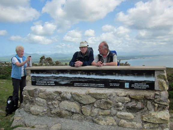 2.Cylchdaith Llanbedrog & Mynytho Circular
19th May 2011. Two pints please! Photo: Tecwyn Williams.
Keywords: May11 Thursday Rhian Roberts Mary Evans