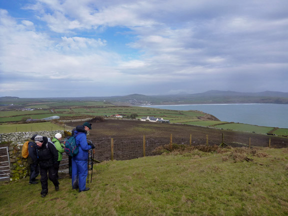 5.Porth Oer to Aberdaron
1/3/15. We now have to follow the path to Pen y Cil to the south. Abersoch can be seen in the background to the north.
Keywords: Mar15 Sunday Roy Milnes