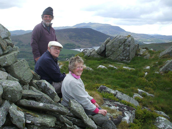 6.Cwm Hesgyn
21/5/17.  The B group take a brief rest on top of Craig y Garn with views over Llyn Celyn (Llyn Trywerin) . Photo: Dafydd Williams.
Keywords: May17 Sunday Hugh Evans