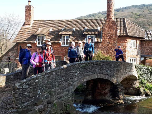 2.Exmoor Spring Holiday
14/4/18. The pack horse bridge at Allerford. I think all groups passed over it sometime during the day. Photo: Judith Thomas.
Keywords: Apr18 week Hugh Evans