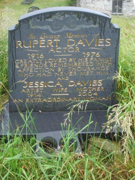 4.Nant Gwrtheyrn/Pistyll
27/06/13. The actor Rupert Davies' and wife's grave at Pistyll Church. Photo: Dafydd Williams. 
Keywords: June13 Thursday Dafydd Williams