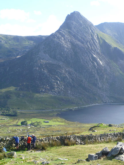 8.Ogwen Valley
11/9/16.  Tea break with just over half a mile to Llyn Ogwen below. Tryfan rises up from the other side of the lake.
Keywords: Sep16 Sunday Noel Davey