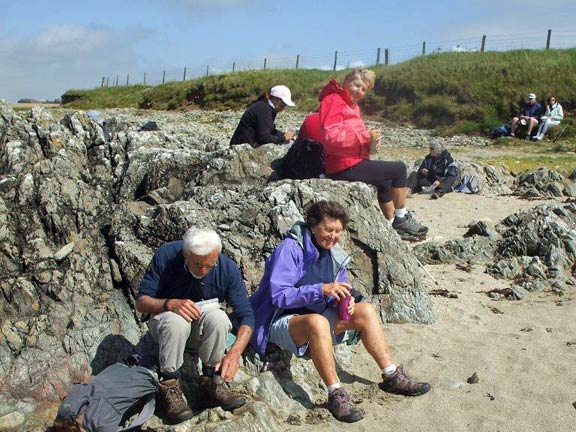 3.Aberffraw, Porth Cwyfan, Llangwyfanisaf
17/8/17. More déjeuner sur tywod. Photo: Dafydd Williams.
Keywords: Aug17 Thursday John Enser