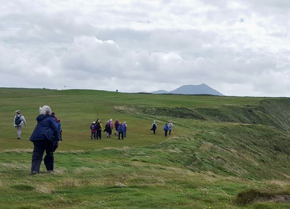 5.Nefyn
3/8/17. It clouded over and the wind got up as we continued west over the golf course. Photo: Judith Thomas.
Keywords: aug17 Thursday Miriam Heald