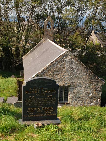 4.Mount Pleasant - Bryn Glas Road Circuit
20/9/20. Passing the church and Rupert Davis (Maigret) and wife Jessica Davies' grave at Pistyll.
Keywords: Sep20 Sunday Hugh Evans