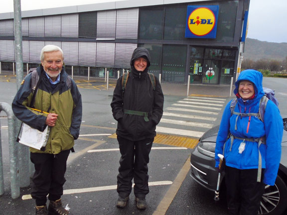 1.Moel y Gest
26/12/21. Setting off from the Lidl carpark in Porthmadog. Photo: Dafydd Williams.
Keywords: Dec21 Sunday Noel Davey