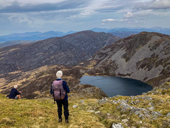 5.Nantcol-Y Llethr-Rhinog Fach
9/4/23. Having had a very difficult descent from the summit of Y Llethr we are now on the saddle between it and Rhinog Fach and looking down on Llyn Hywel. The steep ascent of Rhinog Fach is ahead of us. Photo: Annie Michael.
Keywords: Apr23 Sunday Gareth Hughes