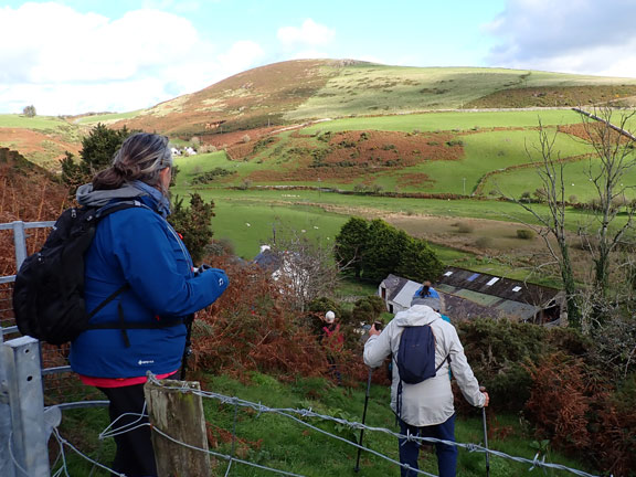 4. Pistyll - Moel Gwynus - Moel Ty-gwyn.
22/10/26. Down the SE side of Moel Ty-gwyn to the farm house of Llwynffynnon, with Moel Gwynus in the background.
Keywords: Oct26 Thursday Margot Jones