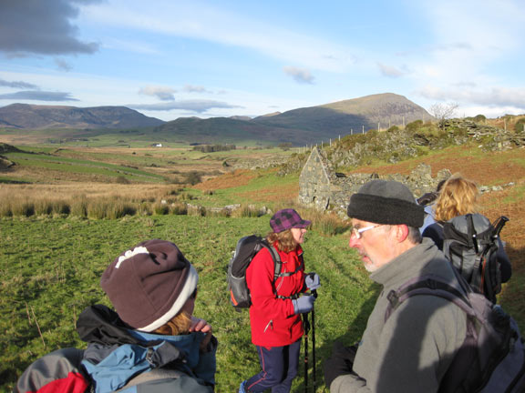 4.Mynydd Gorllwyn
Towards the end. A comfort stop. Members amuse themselves in converation while waiting for an important member of the group to emerge from behind the building.
Keywords: Dec09 Sunday Tecwyn