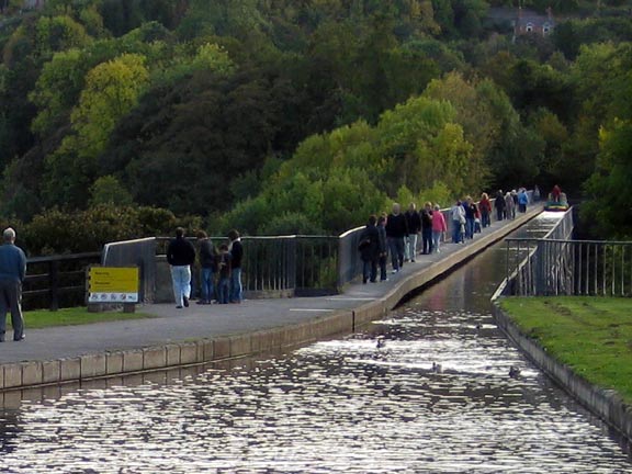 5.Llangollen to Pontcysyllte Aqueduct
The aqueduct. 1000 feet long and 125 feet high. Not a path for the faint hearted.
Keywords: Oct09 Sunday Cleaton Williams