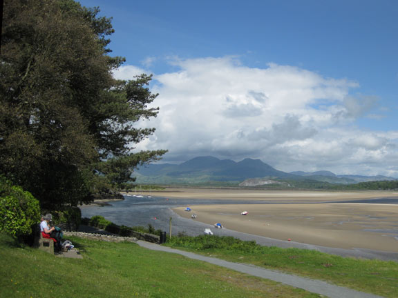 7.Moel-y-Gest
Tea on the front at Borth-y-Gest
Keywords: May09 Thursday Cleaton