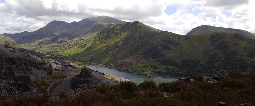 Edrych o Chwarel Dinorwig ar draws Llyn Peris draw i Glogwyn Mawr a Tryfan gyda Wyddfa a Chrib Goch y tu ôl iddynt. Llun: Judith Thomas.